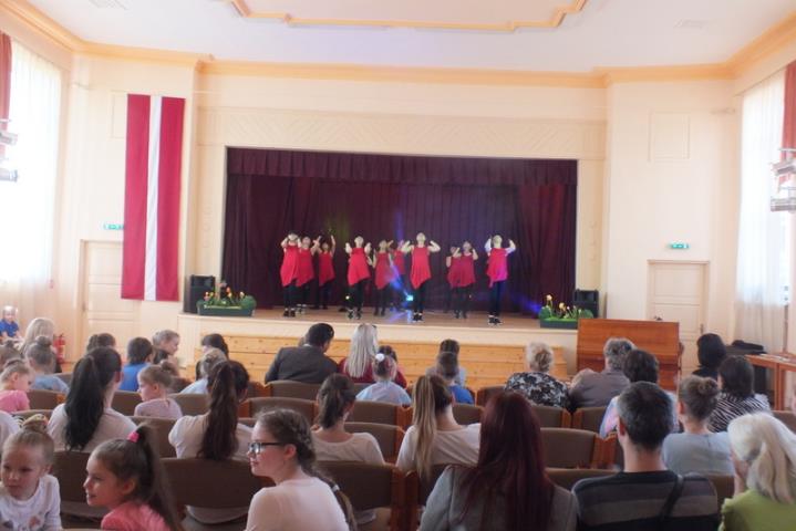 Bērnu un jauniešu mūsdienu deju koncerts "Caur deju mīlam Latviju"